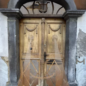 La porte radar</br>Gaggiographie avec une</br>Oeuvre de JJ.Putallaz