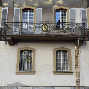 Balcon et lion</br>Gaggiographie avec une</br>Oeuvre de JJ.Putallaz