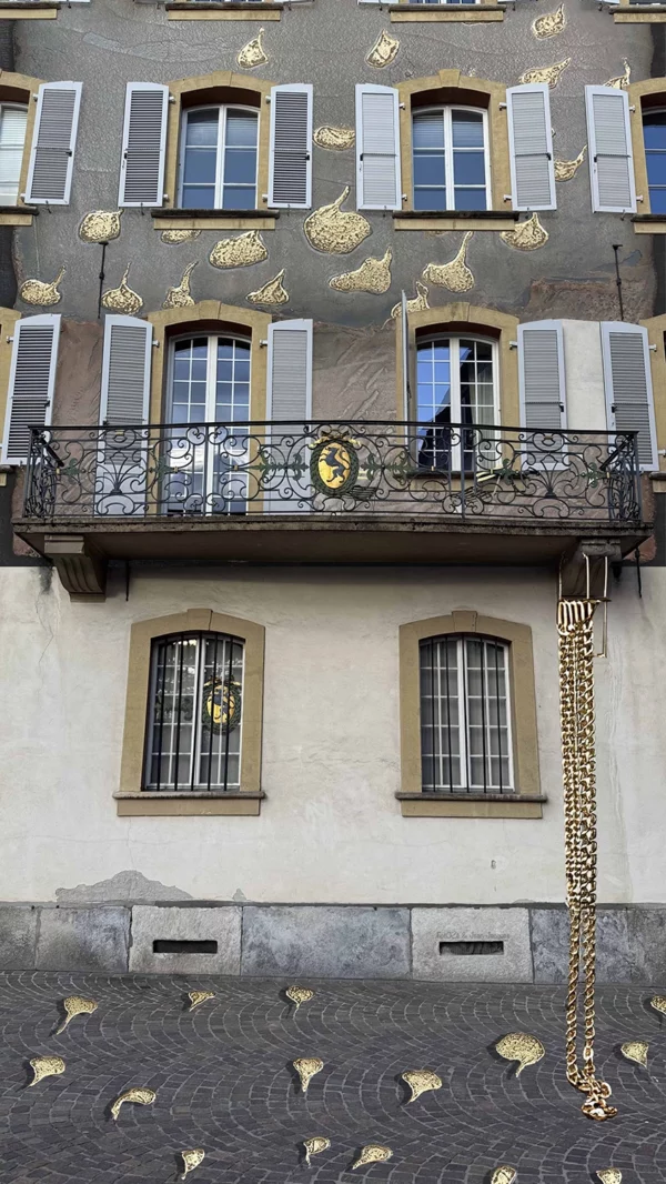 Balcon et lion</br>Gaggiographie avec une</br>Oeuvre de JJ.Putallaz