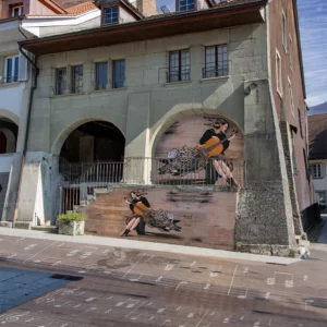 Bâtiment Arcades et Musicienne</br>Gaggiographie avec une</br>Oeuvre de Sylvie Forêt