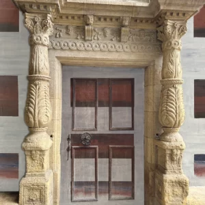 Une porte sculptée</br>Gaggiographie avec une</br>Oeuvre de Zzurcher