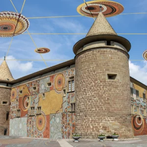 Les drônes au château</br>Gaggiographie avec une</br>Oeuvre de Marie-France Haefliger